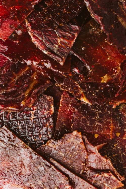 Zbliżenie na kawałki beef jerky, suszona wołowina, suszone mięso wołowe od Zasuszone