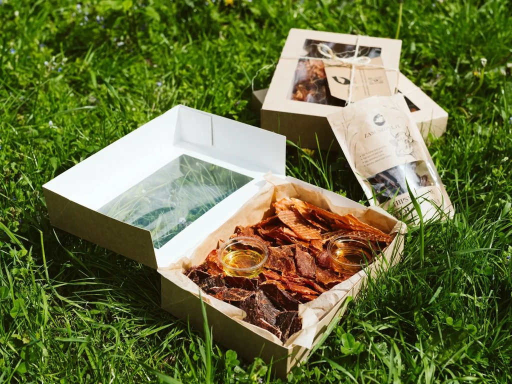 Suszone mięso mix box  zestaw beef jerky + mix jerky zawiera suszone mięso wołowina, suszone mięso wieprzowina, suszone mięso z kurczaka, suszone mięso z indyka w gramaturze 200g, 400g, 600g z dodatkiem