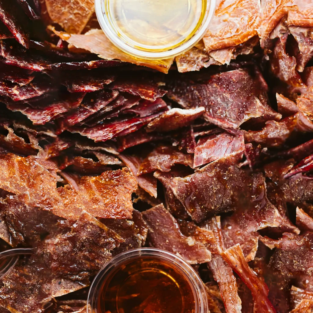 Suszone mięso mix 200g zestaw beef jerky + mix jerky zbliżenie pod kątem- zawiera po 50g  suszonego mięsa wieprzowe, suszonej wołowiny beef jerky, suszonego kurczaka, suszonego mięsa z indyka